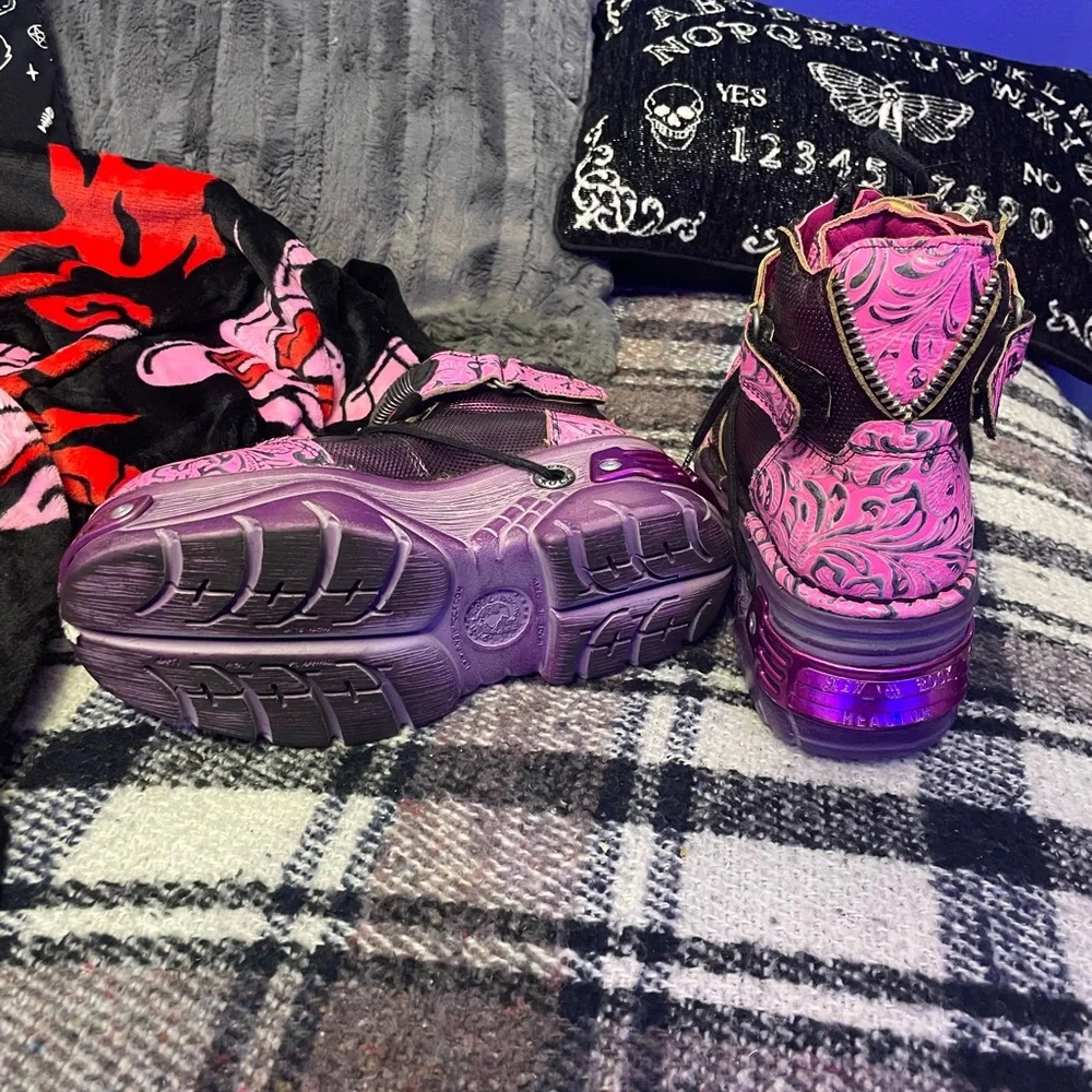 SOLD Pink New Rock Platform - Picture 6 of 6